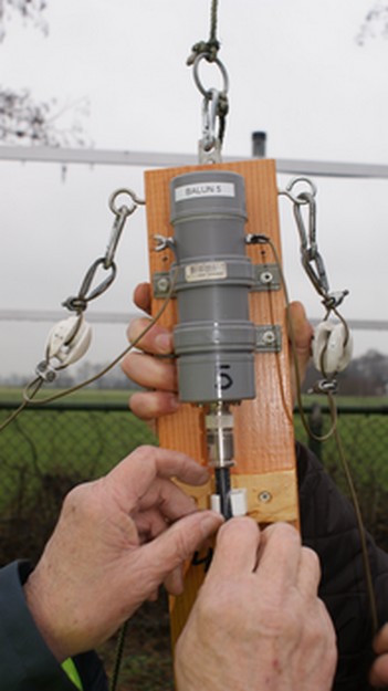 Balun voor een dipool wordt aangesloten